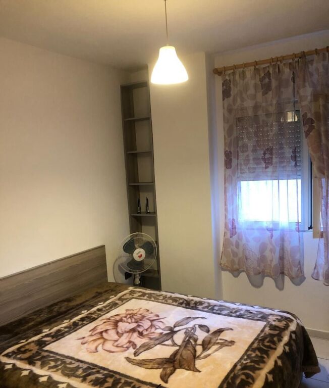 Jepet me qera Apartamenti 1+1 , Xhamllik rruga Tell Ndini mbrapa Farmaci Dite e Nate 370 mije leke