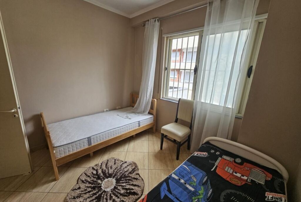 Tek Santana Ne Astir Jepet Me Qira Apartament 2+1 I Mobiluar!
