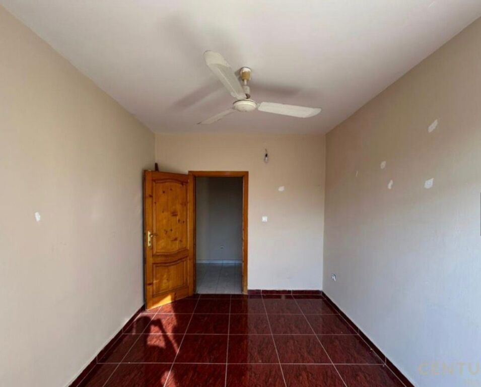 Vilë 3-katëshe për shitje në Sauk, Tiranë