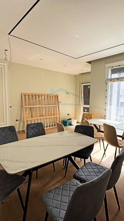 Shitet, Apartament 2+1, 5 Maji, Tirane.