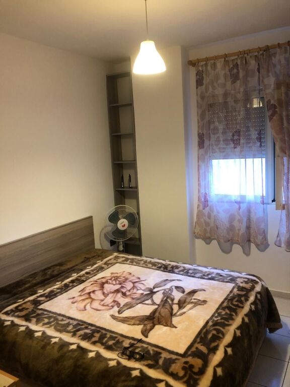 Jepet me qira 1+1 Xhamllik 400€