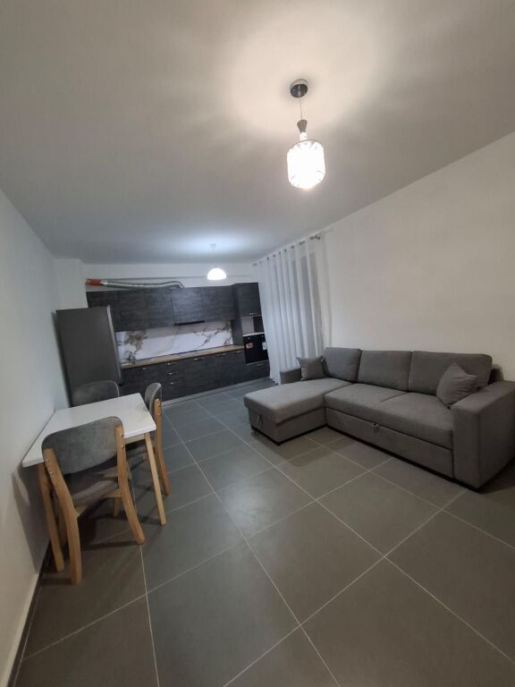 Jepet me qera Apartamenti 2+1 , ne fund te rruges 5 Maj tek ndertesat e reja  500 Mije leke