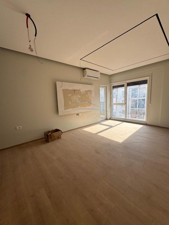 Shitet apartament 1+1 , 5 Maj Tirane