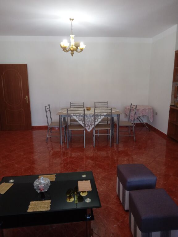 🏡✨ For Rent | Jepet me qera apartament 2+1 në anë të Bulevardit, Vlorë 🌟 📍 Apartamenti ndodhet në katin e 9 dhe