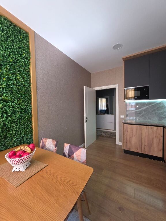 Shitet Apartament 2+1+2