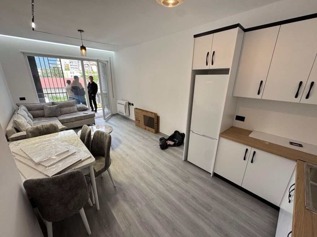 Appartamento 1+1 in affitto nella zona 5 Maji. L'appartamento si trova al 2° piano di un edificio nuovo con ascensore. È appena ristrutturato e offre condizioni di vita moderne e confortevoli.  💶 Prezzo: 450€ / mese.