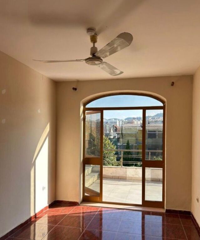 Vilë 3-katëshe për shitje në Sauk, Tiranë