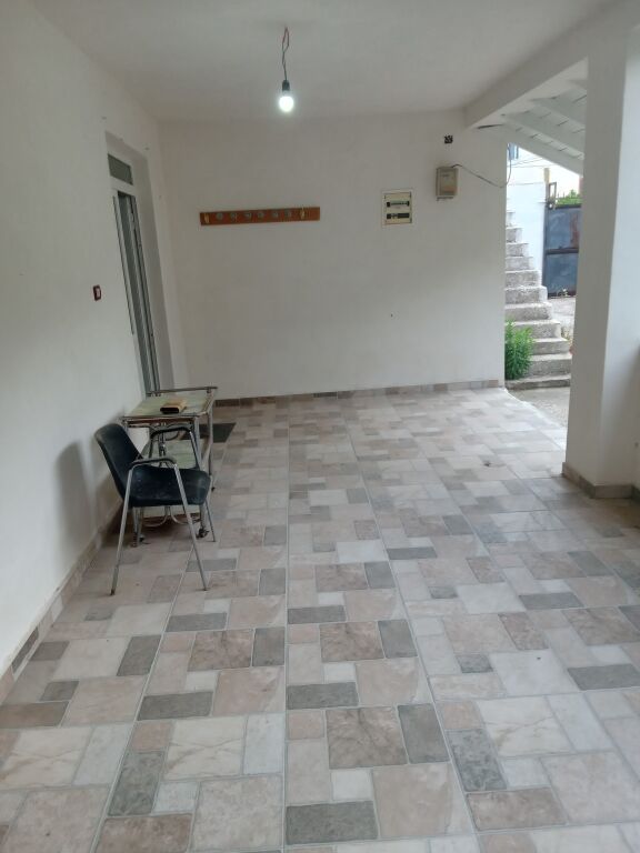 🏡 JEPET ME QIRA – SHTËPI PRIVATE 2+1 | VLORË – CENTRALE Jepet me qira shtëpi private 2+1 në zonën