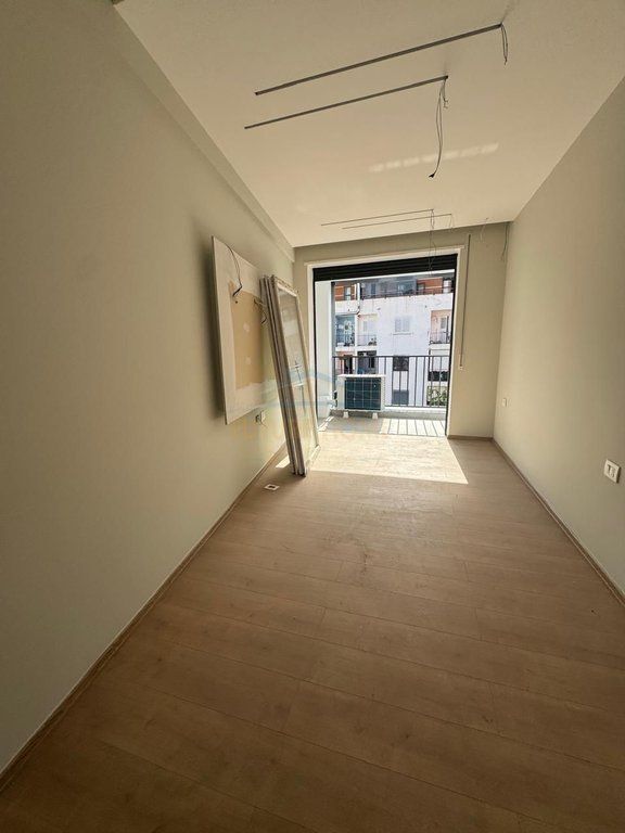 Shitet apartament 1+1 , 5 Maj Tirane