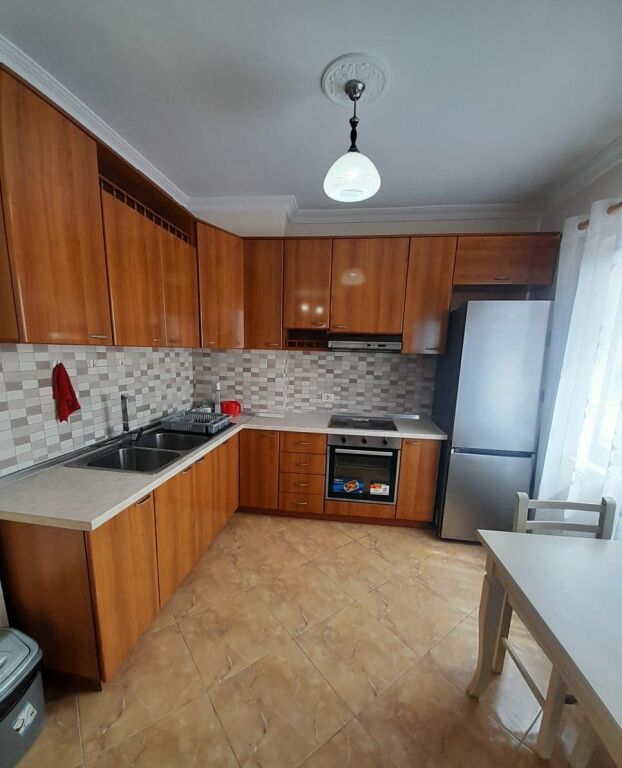 Jepet me qera Apartamenti 1+1 , rruga e Dibres 100 metra nga Medreseja 550 mije leke