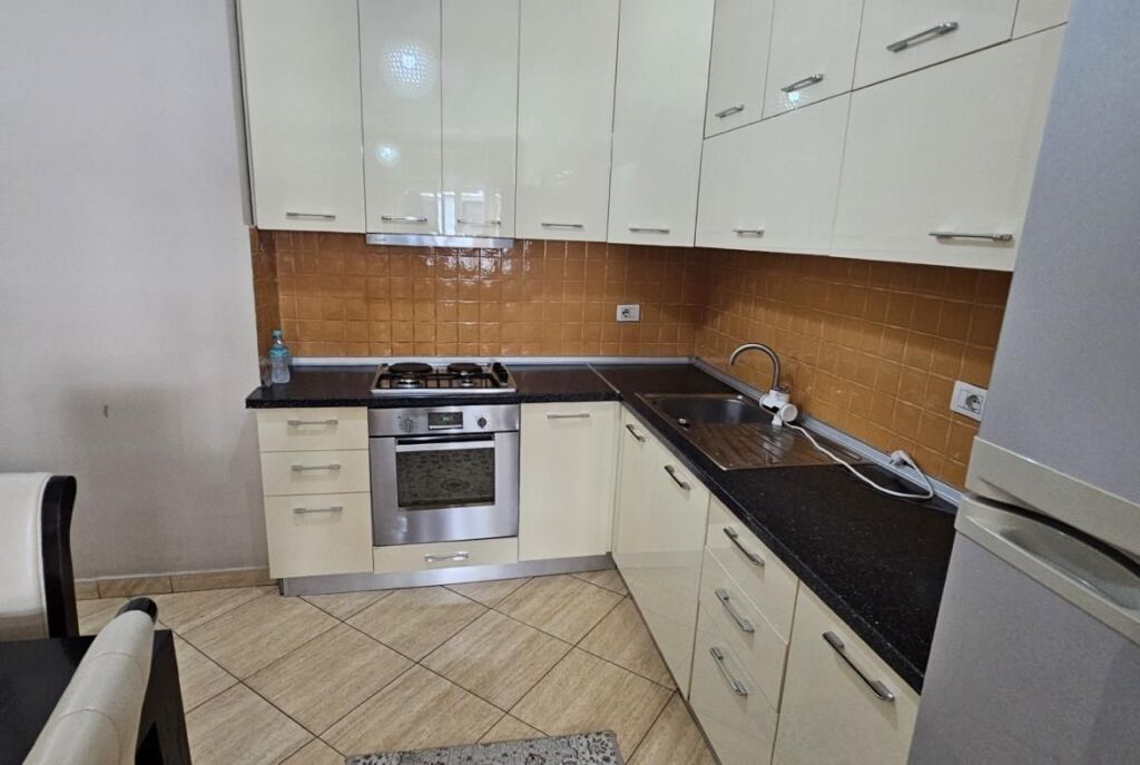 Tek Santana Ne Astir Jepet Me Qira Apartament 2+1 I Mobiluar!