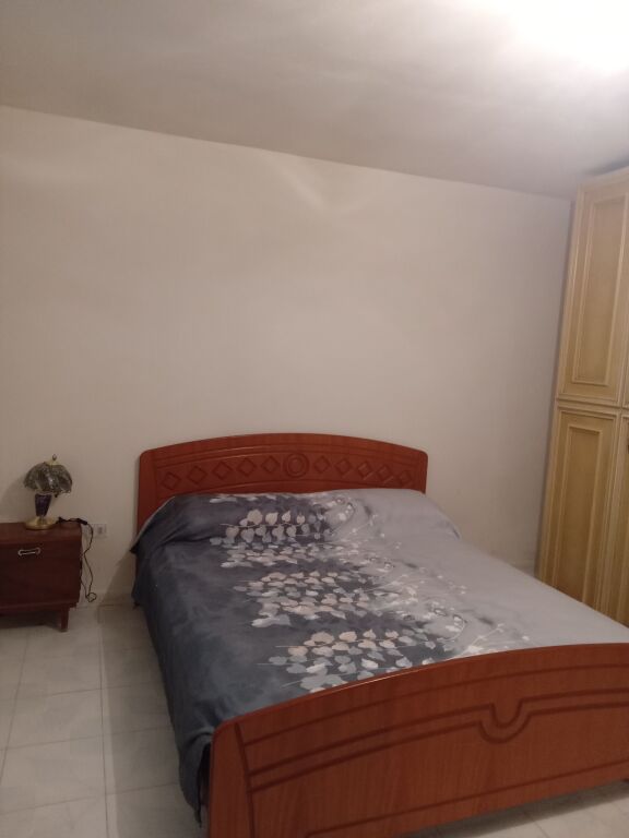🏡 JEPET ME QIRA – SHTËPI PRIVATE 2+1 | VLORË – CENTRALE Jepet me qira shtëpi private 2+1 në zonën