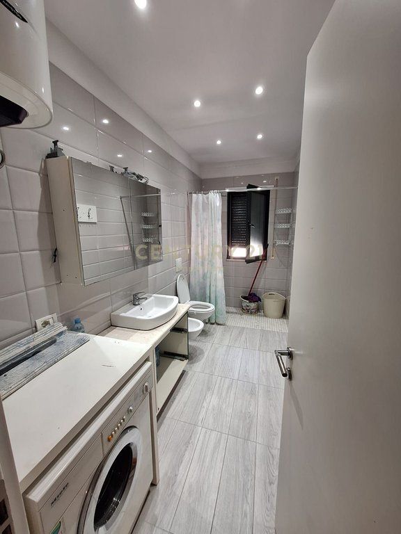 Apartament 2+1+post parkimi me qira tek Green City, Ish Fusha e Aviacionit!