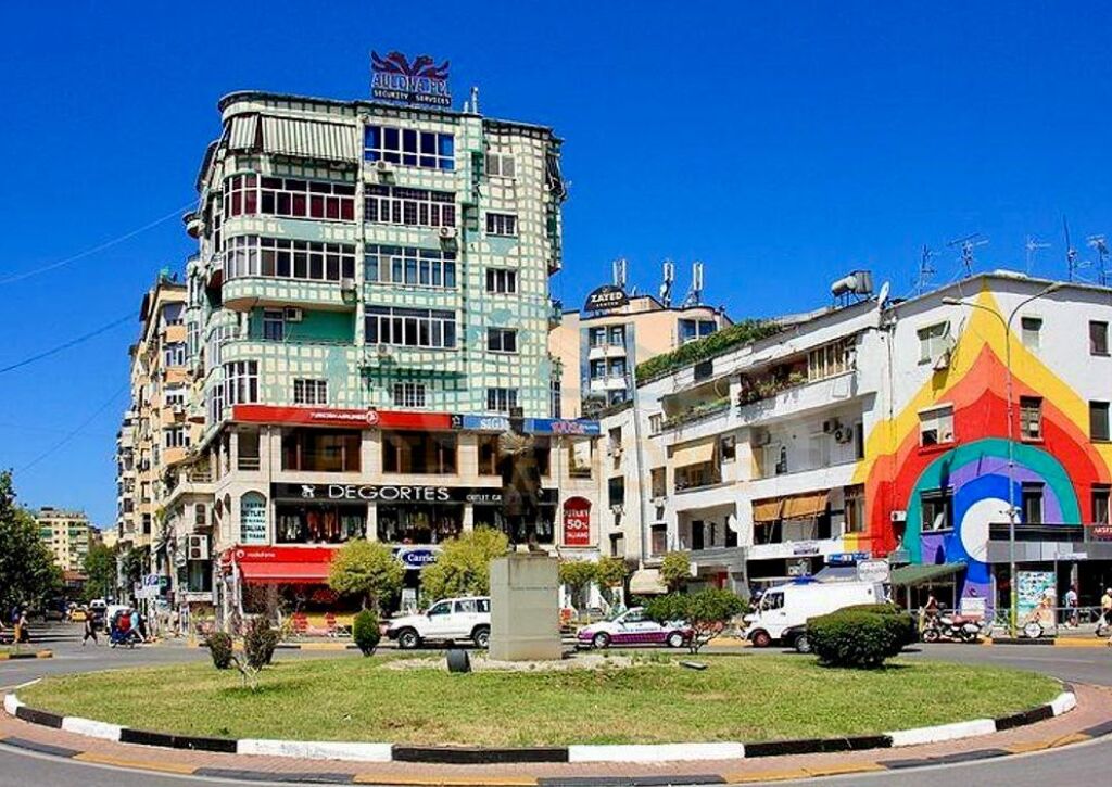 Shitet, Apartament 2+1, Sheshi Willson, Tiranë.