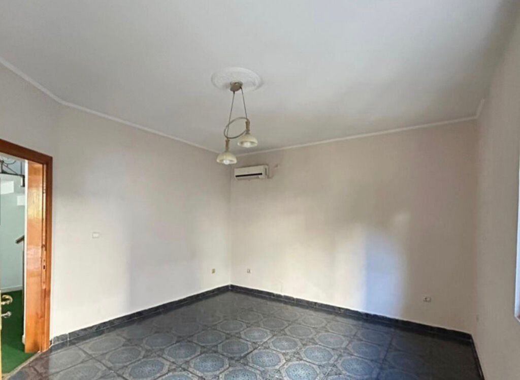 Vilë 3-katëshe për shitje në Sauk, Tiranë