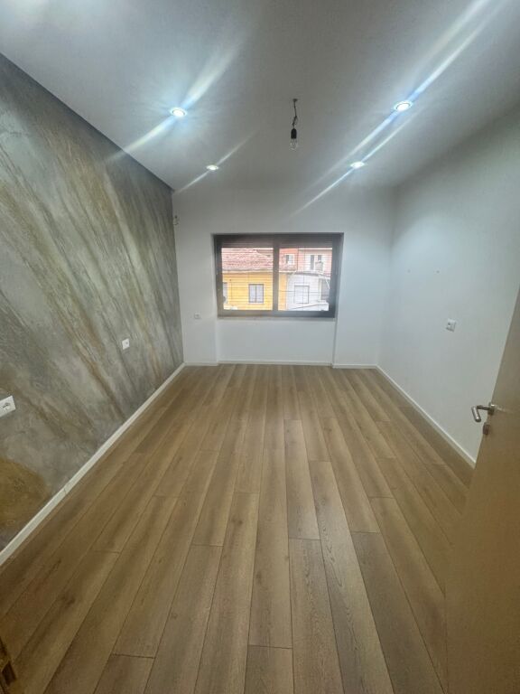 AMBIENT BIZNESI PER QIRA/ ZYRE PREMIUM NË ISH-BLLOK