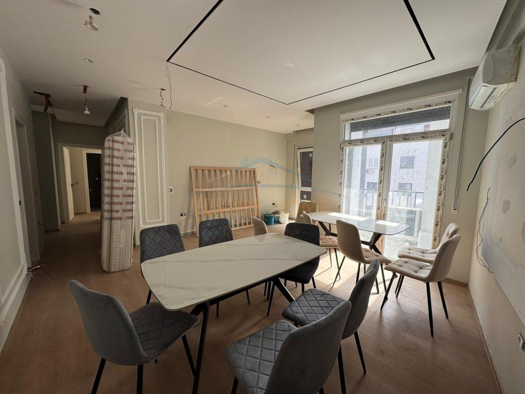 Shitet, Apartament 2+1, 5 Maji, Tirane.