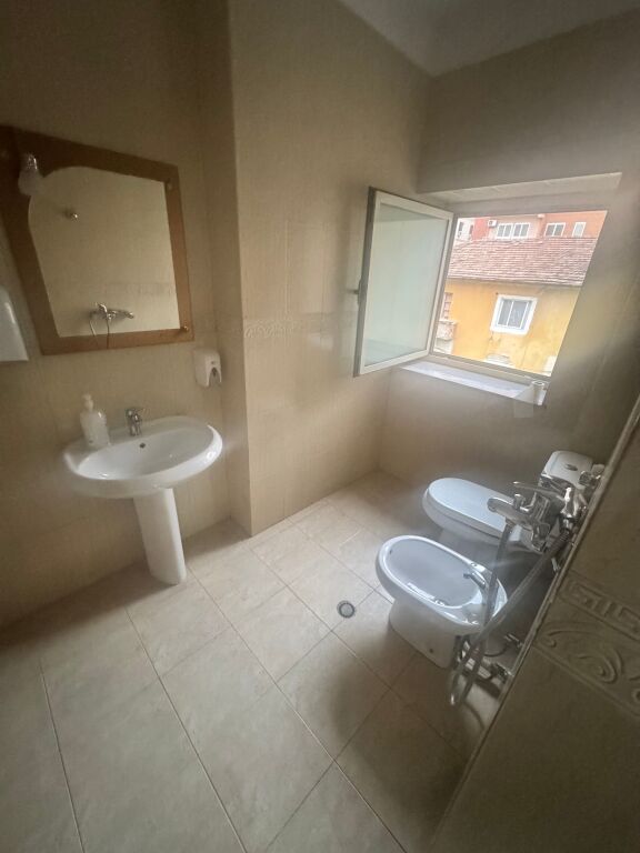 AMBIENT BIZNESI PER QIRA/ ZYRE PREMIUM NË ISH-BLLOK