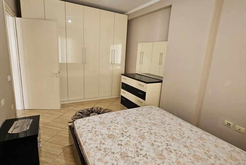 Tek Santana Ne Astir Jepet Me Qira Apartament 2+1 I Mobiluar!