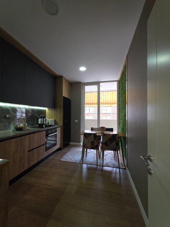 Shitet Apartament 2+1+2
