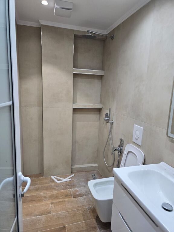 Shitet Apartment Te Ish Tregu Elektrik 1+1 kati 3 Orjentim Jug Lindje 50 m² Pallt Egzistus I Risauruar Çmimi 115000 €