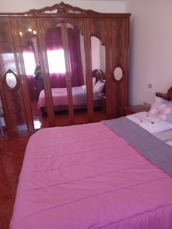 🏡✨ For Rent | Jepet me qera apartament 2+1 në anë të Bulevardit, Vlorë 🌟 📍 Apartamenti ndodhet në katin e 9 dhe
