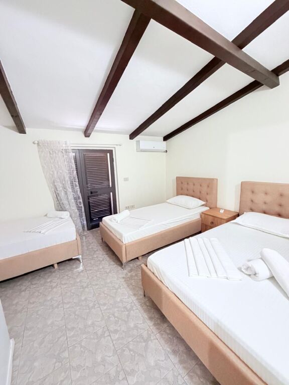 JEPET ME QERA APART-HOTEL NE ZONEN HEKURUDHA, PLAZH