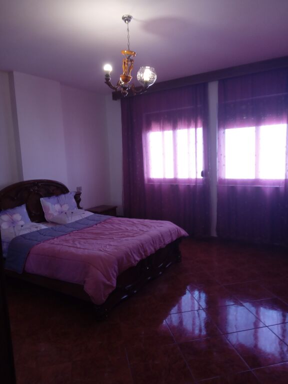 🏡✨ For Rent | Jepet me qera apartament 2+1 në anë të Bulevardit, Vlorë 🌟 📍 Apartamenti ndodhet në katin e 9 dhe
