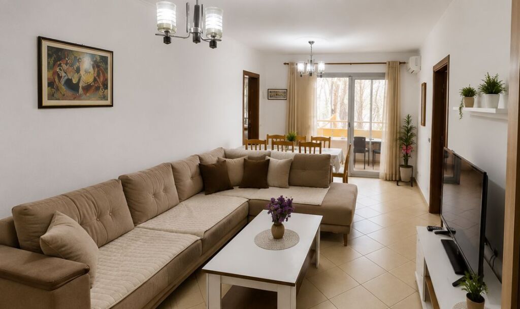 Prane Pallatit me shigjeta , jepet me qera apartament 2+1.