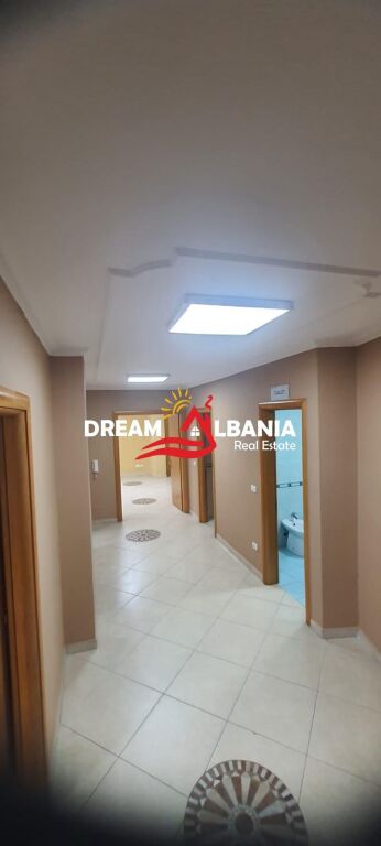 Locale commerciale in affitto in Via Kavajes vicino al Centro (ID 42611534)