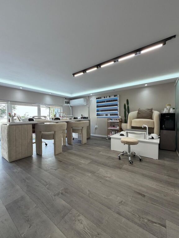 Hairdressing business premises for rent.