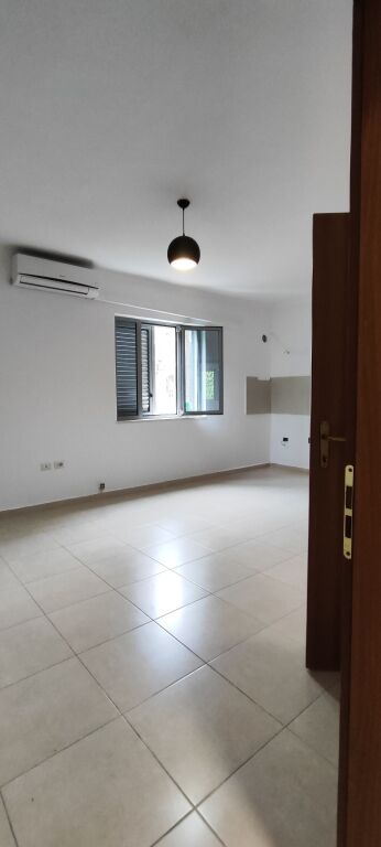 650m2 - Jepet me Qera Ambient për Zyra