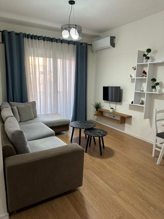 🏢Perballe Martenitetit te Ri “Koco Glozheni”,jepet me qera apartament 1+1,i mobiluar. 50,000 Leke