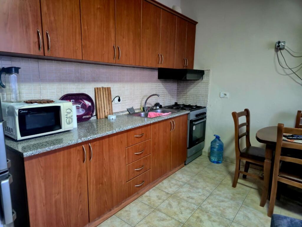 🏢Laprake, near the “Aleks Buda” Gymnasium, a 1+1 furnished apartment is for rent. 45,000 Leke