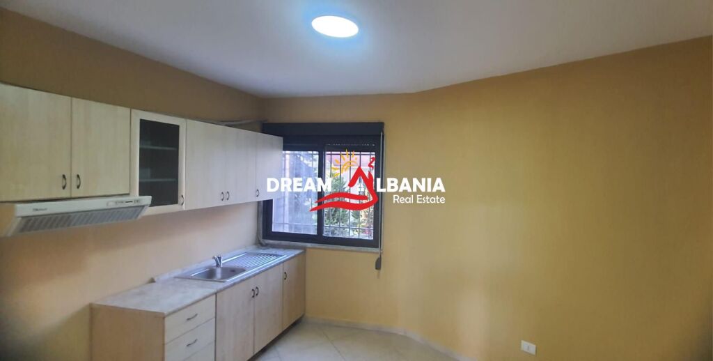 Locale commerciale in affitto in Via Kavajes vicino al Centro (ID 42611534)