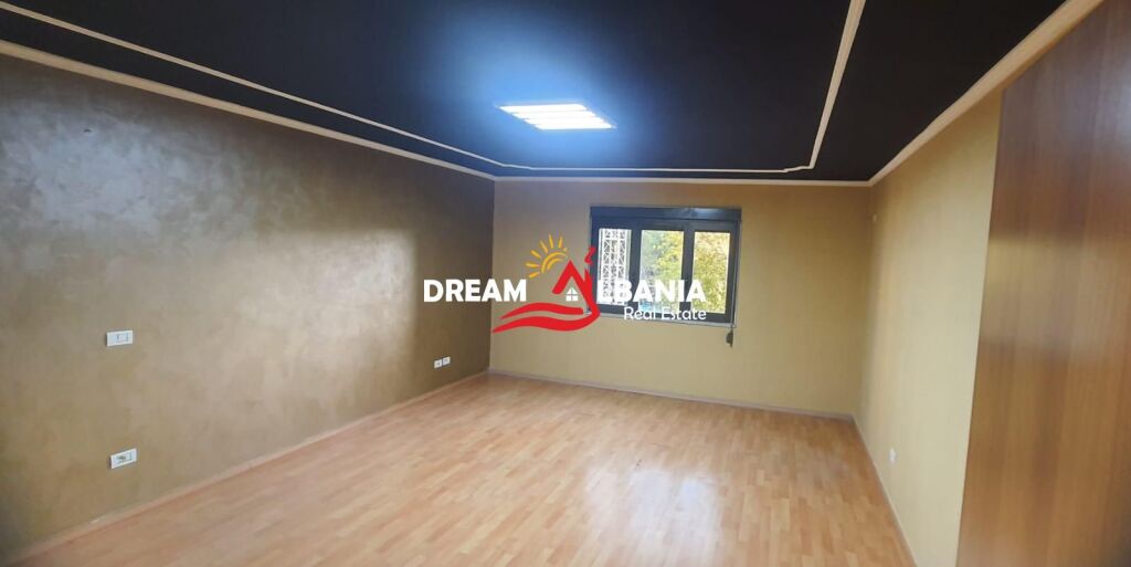 Locale commerciale in affitto in Via Kavajes vicino al Centro (ID 42611534)