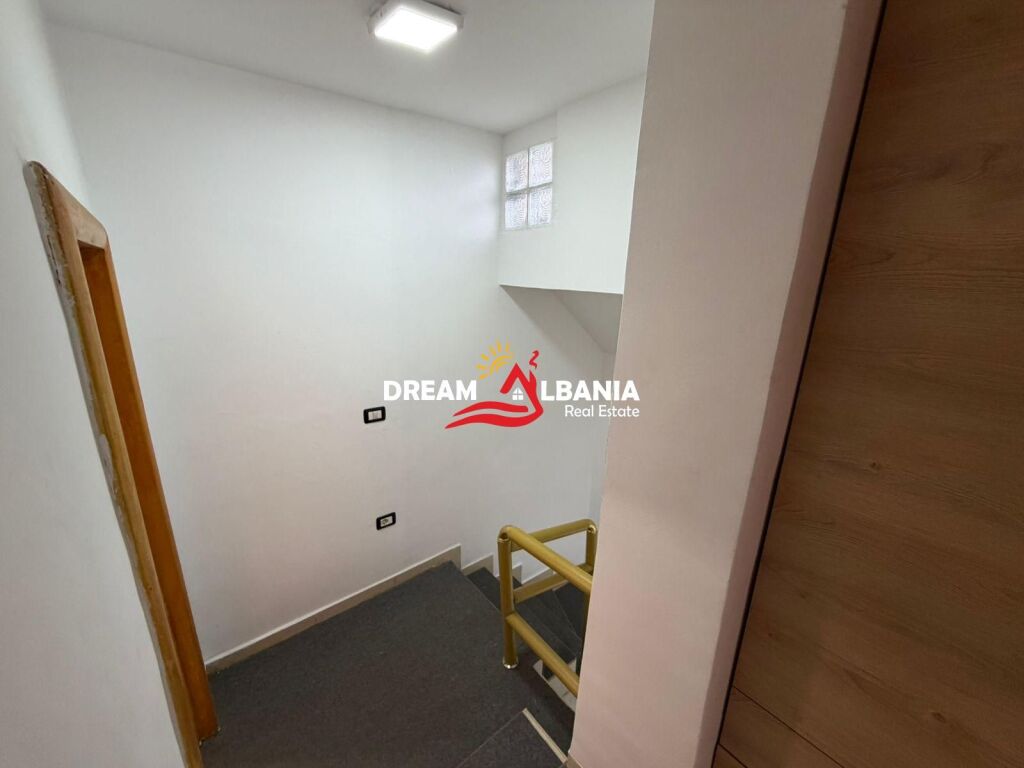 Jepet me qera apartament 1+1 me verande tek rruga Fortuzi (ID 42111570)