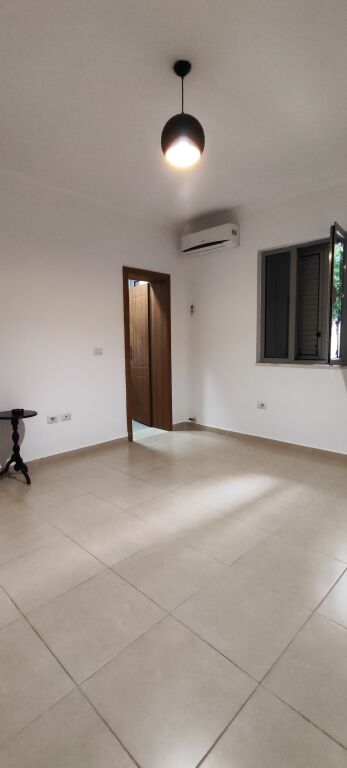650m2 - Jepet me Qera Ambient për Zyra