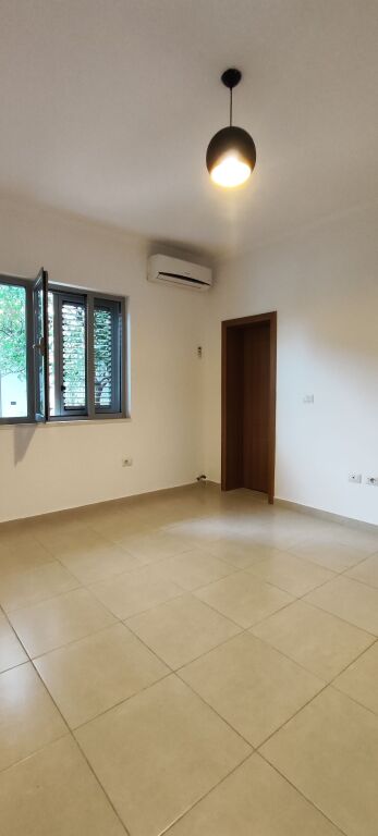 650m2 - Jepet me Qera Ambient për Zyra