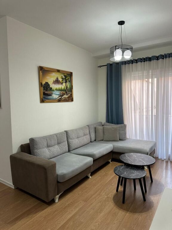🏢Perballe Martenitetit te Ri “Koco Glozheni”,jepet me qera apartament 1+1,i mobiluar. 50,000 Leke