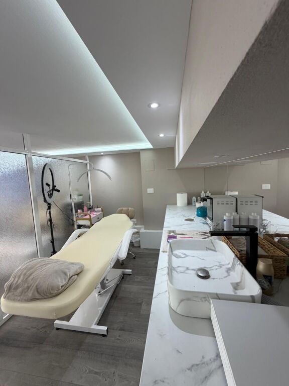Hairdressing business premises for rent.