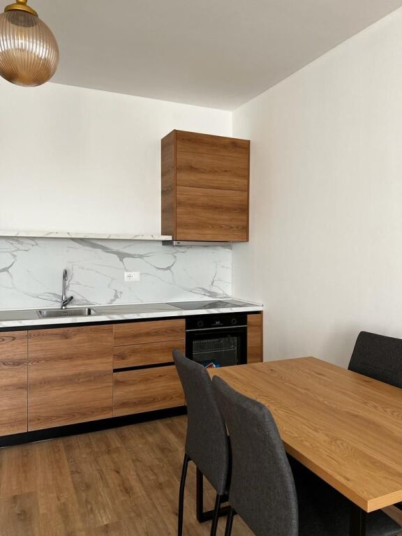 Jepet me Qera Apartament 1+1 tek Farmacia 10