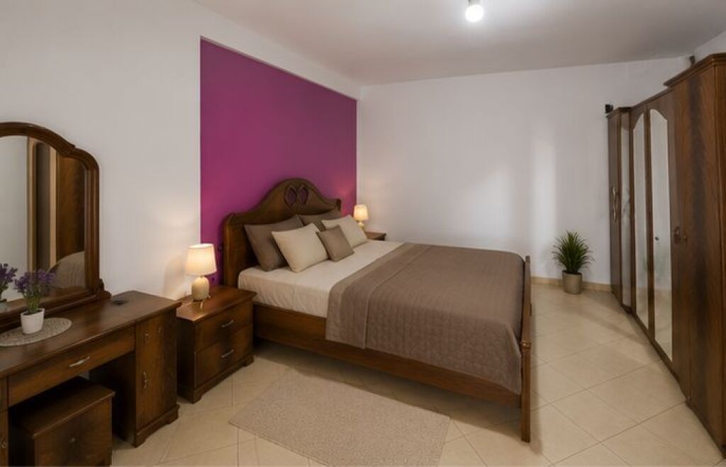 Prane Pallatit me shigjeta , jepet me qera apartament 2+1.