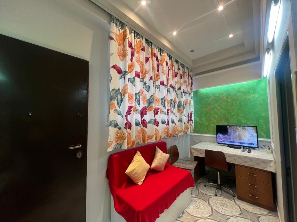Small 1+1 apartment near the United School!
