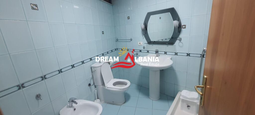 Locale commerciale in affitto in Via Kavajes vicino al Centro (ID 42611534)