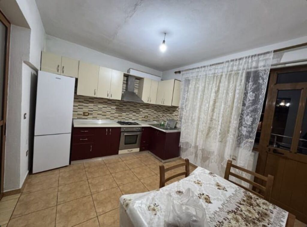 🏠Ne zonen e Varrit te Bamit,jepet me qera kati i II-te i nje vile,2+1,i mobiluar.50,000Leke