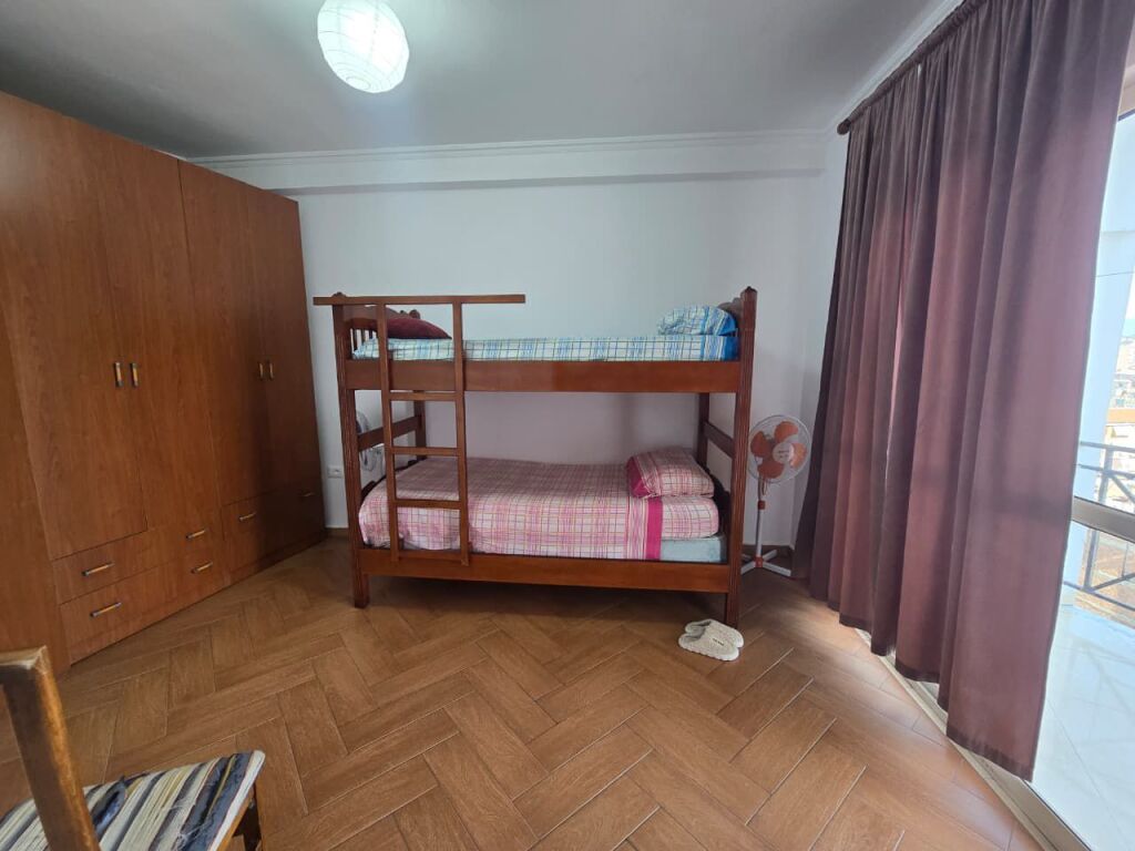 🏡 Apartament 2+1 me qira – Rruga e Barrikadave