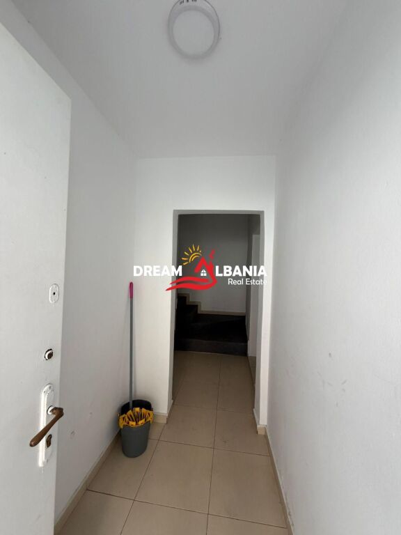 Jepet me qera apartament 1+1 me verande tek rruga Fortuzi (ID 42111570)
