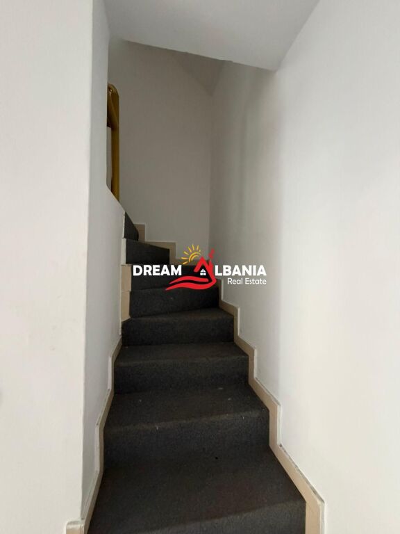 Jepet me qera apartament 1+1 me verande tek rruga Fortuzi (ID 42111570)