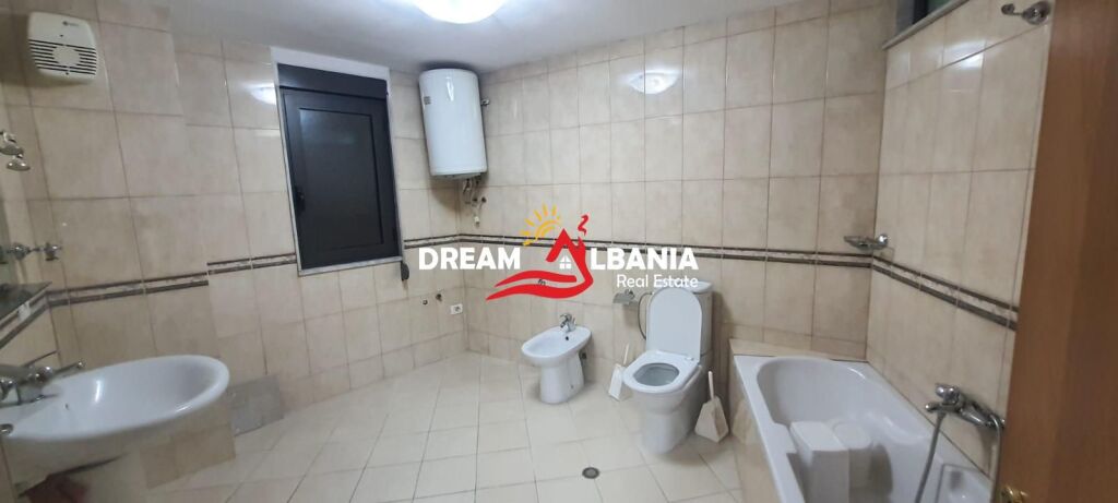 Locale commerciale in affitto in Via Kavajes vicino al Centro (ID 42611534)